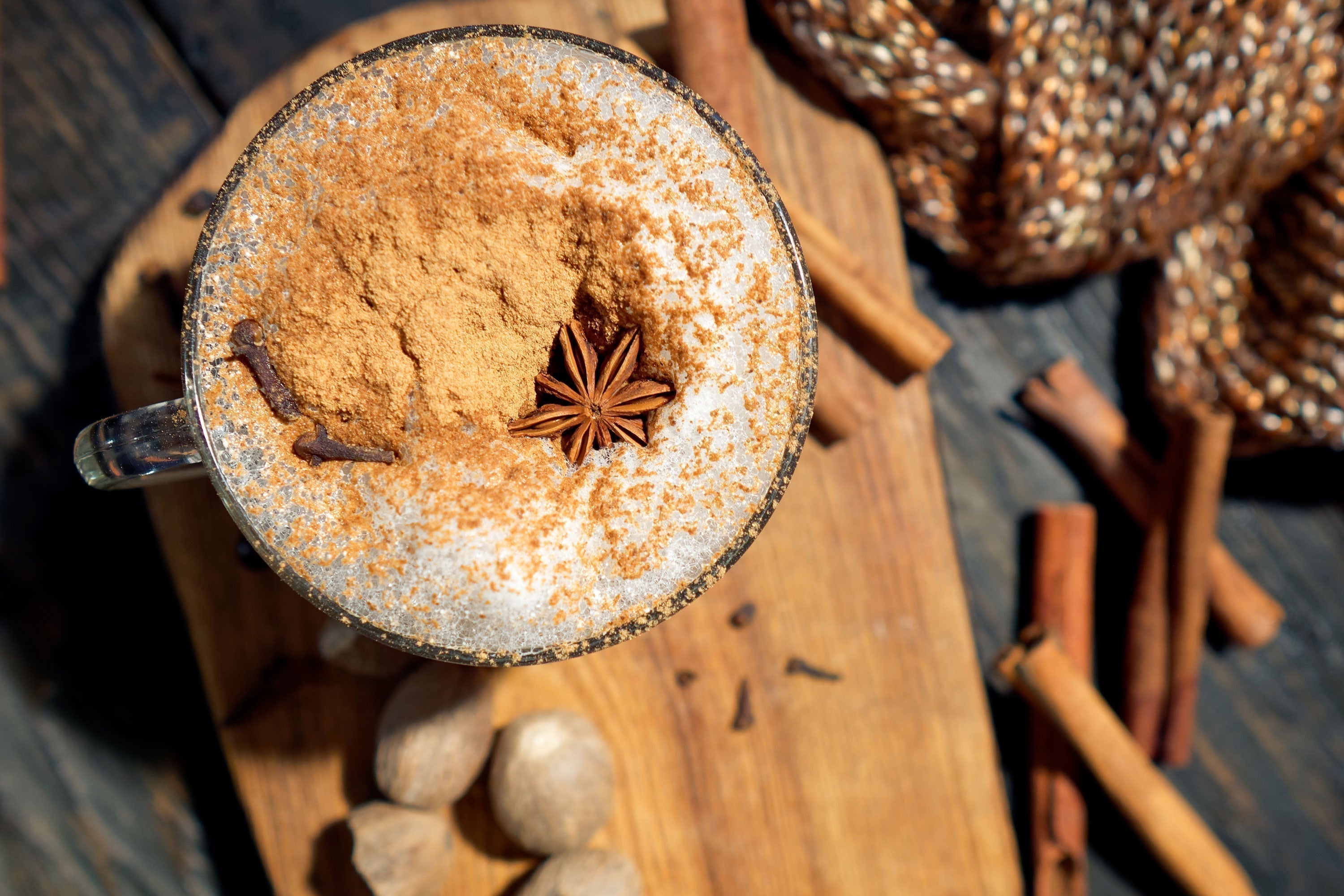 Chai Tee von oben verziert mit Gewürzen