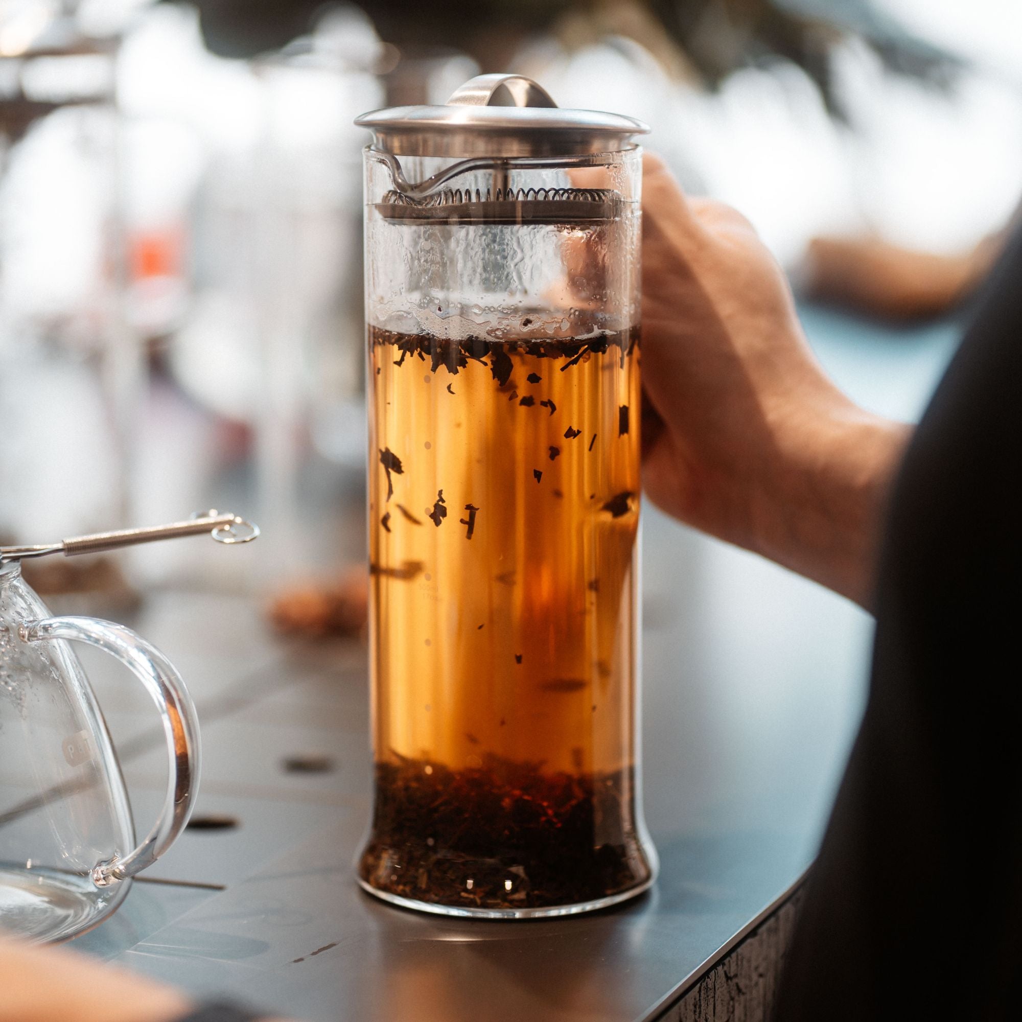 Kalt aufgebrühte Teeblätter in Glas-Kanne